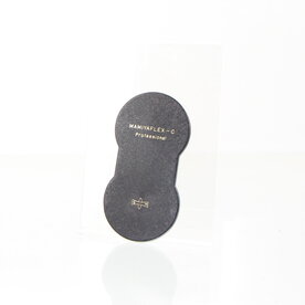 Een originele metalen lensdop voor klassieke Mamiya Mamiyaflex TLR-objectieven.