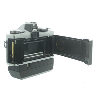 Olympus OM-1n body chrome met winder 2