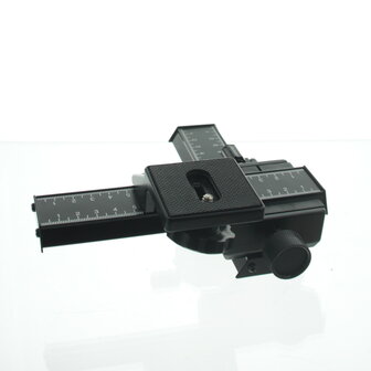 Tripod head with vertical and horizontal scaling