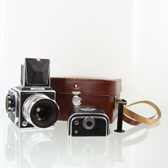 Caniom middenformaat SLR camera met Nhayctap-29 2.8/80 lens, extra back, filmrolhouder en lederen draagtas