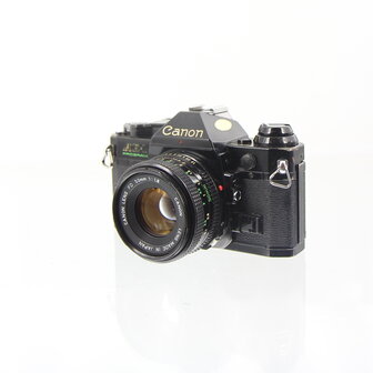 Zwarte Canon AE-1 program met Canon FD 50mm 1:1.8 lens