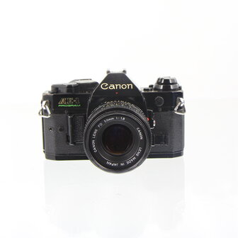 Zwarte Canon AE-1 program met Canon FD 50mm 1:1.8 lens