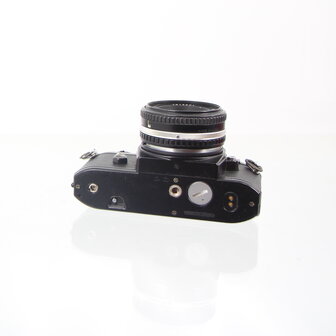 Nikon EM zwarte met Nikon lens series E 50mm 1.8 pancake lens