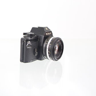Nikon EM zwarte met Nikon lens series E 50mm 1.8 pancake lens