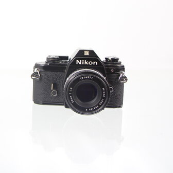 Nikon EM zwarte met Nikon lens series E 50mm 1.8 pancake lens
