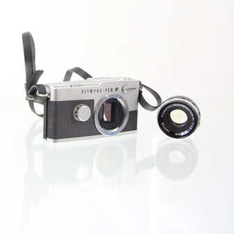 Olympus Pen FT half frame camera met AUTO S 1:1.8 F = 38mm lens