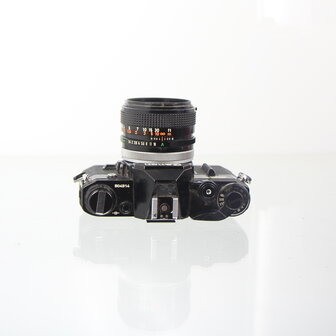 Black Canon AE-1 met lichtsterke Canon FD 50mm 1:1.4 S.S.C lens