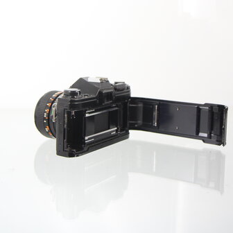 Black Canon AE-1 met lichtsterke Canon FD 50mm 1:1.4 S.S.C lens