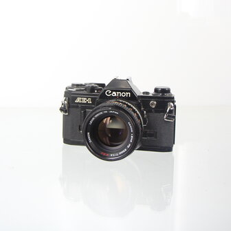 Black Canon AE-1 met lichtsterke Canon FD 50mm 1:1.4 S.S.C lens