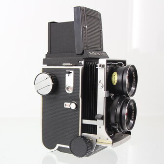 Mamiya C220 met blue dot mamiya sekor 80mm F2.8 lenzen