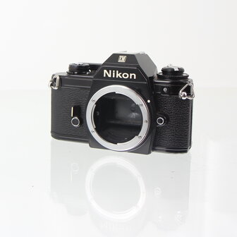 Zwarte Nikon EM slr body
