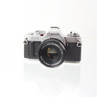 Canon AV-1 met Canon lens FD 50mm 1:1.8 S.C.