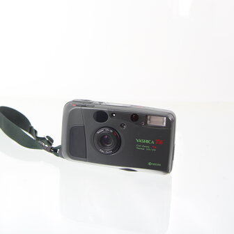 Yashica T4 Safari met draagzakje en polsriem