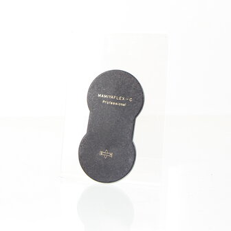 Een originele metalen lensdop voor klassieke Mamiya Mamiyaflex TLR-objectieven.