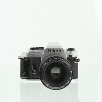 Nikon FG met Nikon Lens Series E 36-72mm f/3.5 Zoomlens
