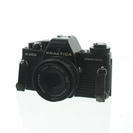 Praktica B200 black met MC Pentacon Praktica 1:2.4 50mm lens