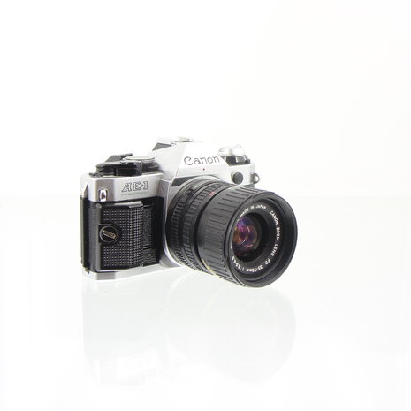 Canon AE-1 program chrome met Canon FD 35-70 zoom lens