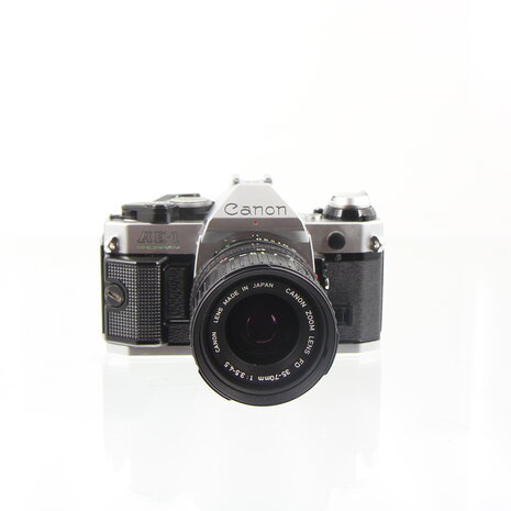 Canon AE-1 program chrome met Canon FD 35-70 zoom lens