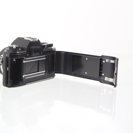Nikon EM zwarte met Nikon lens series E 50mm 1.8 pancake lens