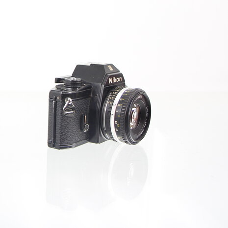 Nikon EM zwarte met Nikon lens series E 50mm 1.8 pancake lens