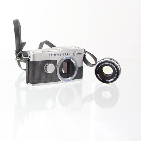 Olympus Pen FT half frame camera met AUTO S 1:1.8 F = 38mm lens
