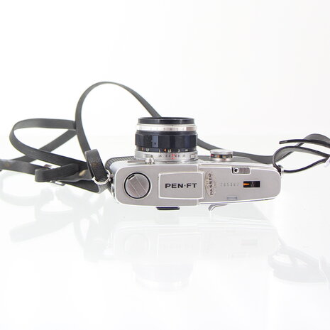 Olympus Pen FT half frame camera met AUTO S 1:1.8 F = 38mm lens