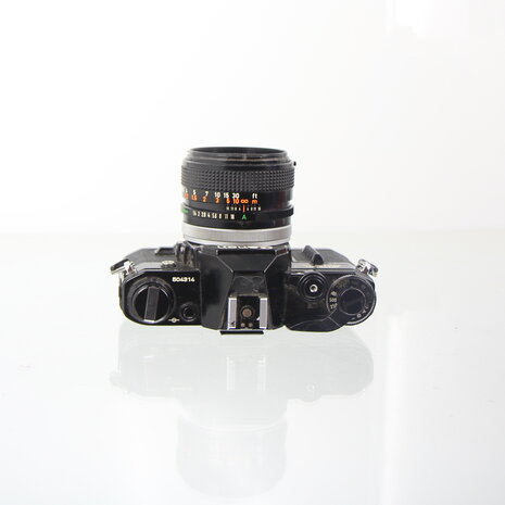 Black Canon AE-1 met lichtsterke Canon FD 50mm 1:1.4 S.S.C lens