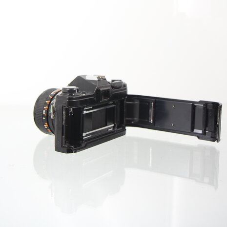 Black Canon AE-1 met lichtsterke Canon FD 50mm 1:1.4 S.S.C lens
