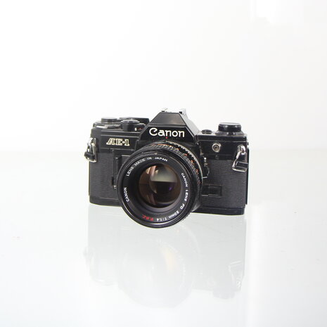 Black Canon AE-1 met lichtsterke Canon FD 50mm 1:1.4 S.S.C lens