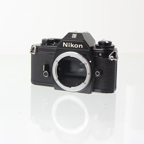 Zwarte Nikon EM slr body