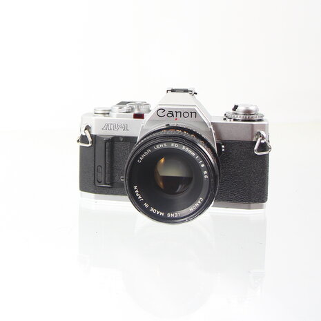 Canon AV-1 met Canon lens FD 50mm 1:1.8 S.C.
