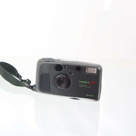 Yashica T4 Safari met draagzakje en polsriem