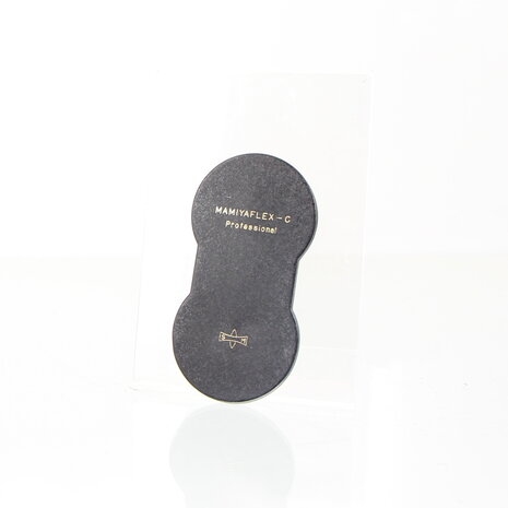 Een originele metalen lensdop voor klassieke Mamiya Mamiyaflex TLR-objectieven.