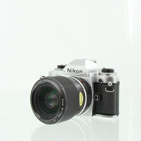 Nikon FG met Nikon Lens Series E 36-72mm f/3.5 Zoomlens