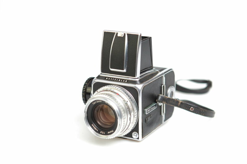 Everything from analog cameras to roll film (35mm film, 120 film, instant film)!